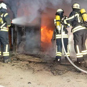 Bei einem Brand wurde ein Carport und zwei Autos komplett zerstört.
