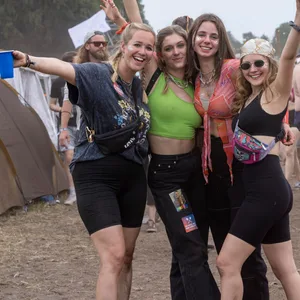 Vier Frauen lachen in die Kamera
