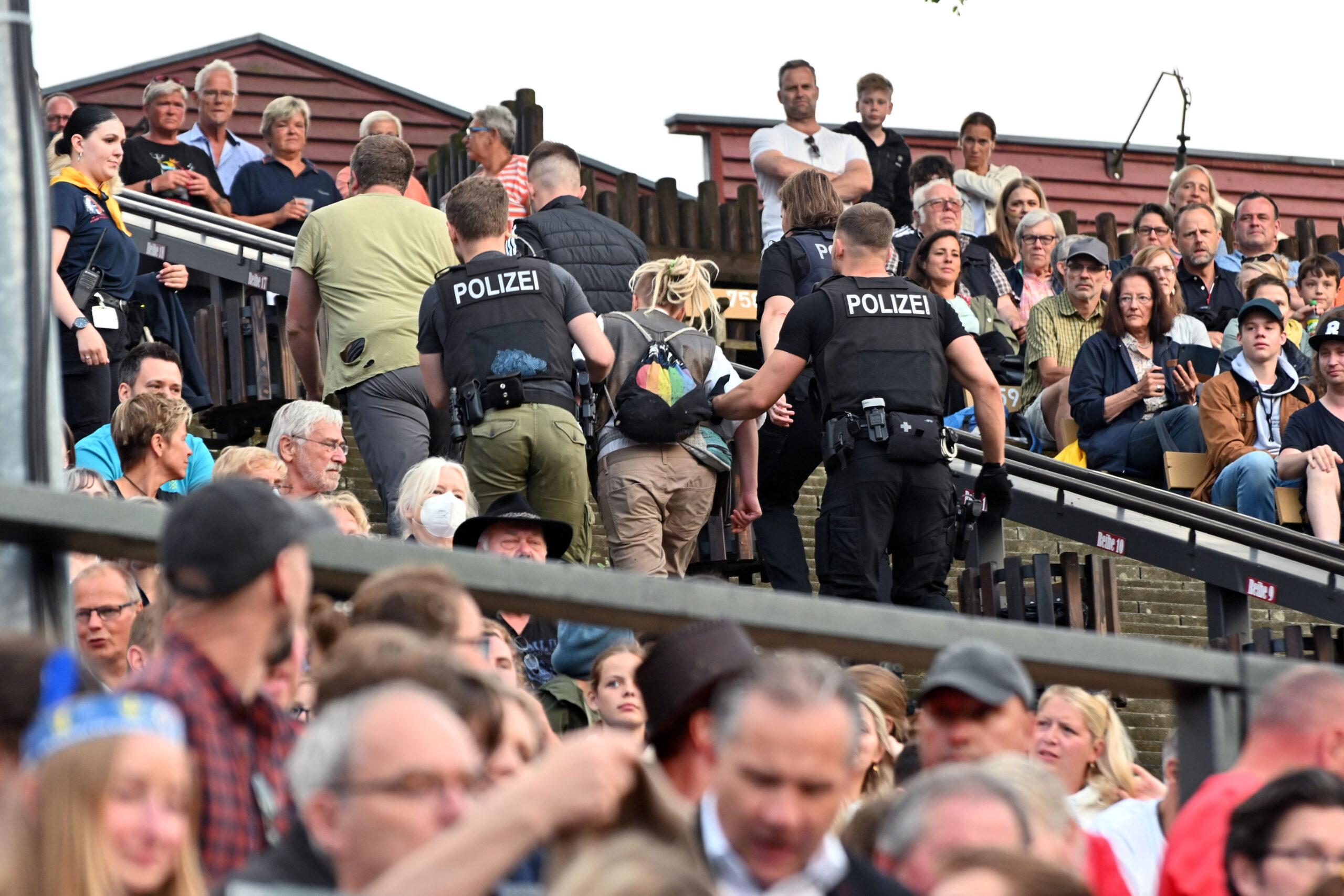 Eklat in Bad Segeberg: Aktivisten stören eröffnung der Karl-May-Festspiele