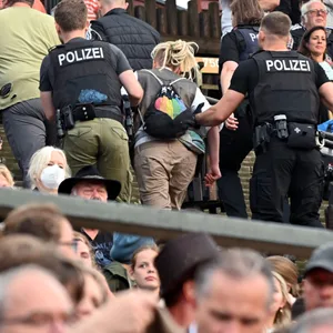 Eklat in Bad Segeberg: Aktivisten stören eröffnung der Karl-May-Festspiele