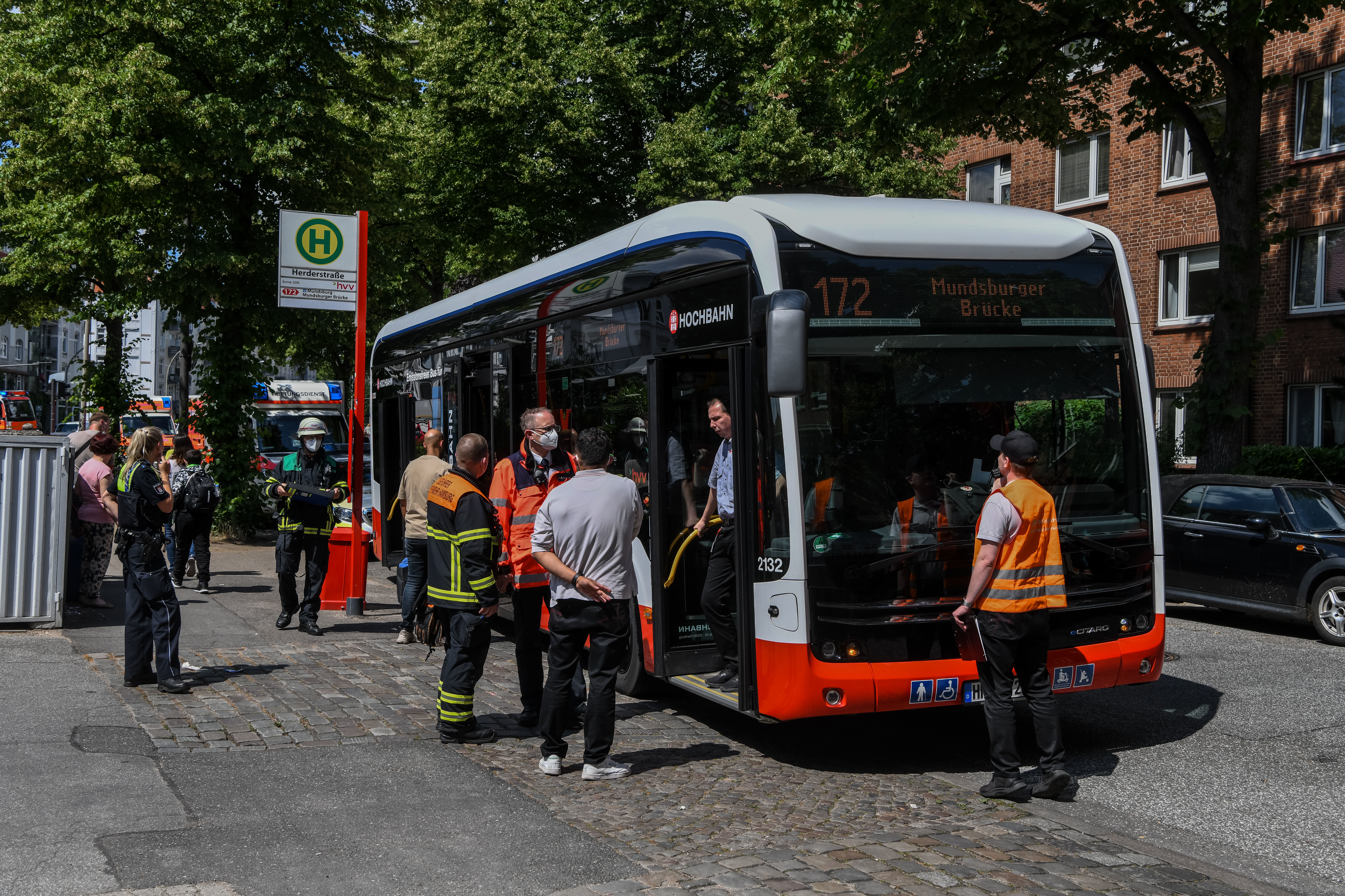 In Hamburg: Mehrere Fahgäste bei Notbremsung eines Linienbus verletzt