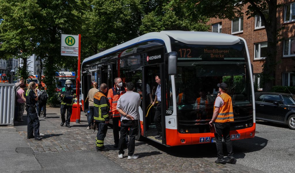 In Hamburg: Mehrere Fahgäste bei Notbremsung eines Linienbus verletzt