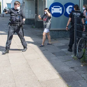 Das LKA führte mehrere Durchsuchungen unter anderem an der Kieler Straße durch.