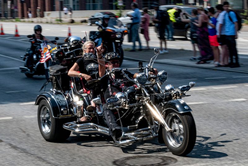 Ein Teilnehmer der Hamburg Harley Days fährt zum Abschluss der Veranstaltung mit ihrem Motorräd in einer großen Parade durch die Hansestadt. (Archivfoto)