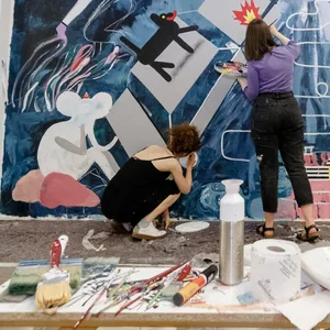 Die Künstlerinnen Inga Krause und Moe Seidel bei der Millerntor Gallery im vergangenen Jahr (Archivfoto).
