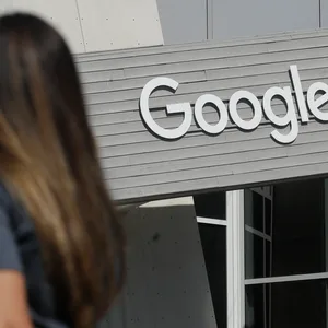 Eine Frau steht vor einem Bürogebäude von Google.