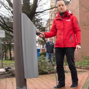 Die Straßenlaterne funktioniert gleichzeitig auch als Ladestation für elektrische Autos.