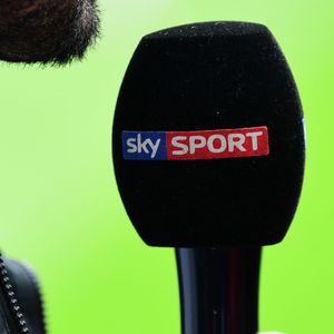 Symbolbild: Mensch spricht in Mikrofon mit „Sky Sport“-Beschriftung