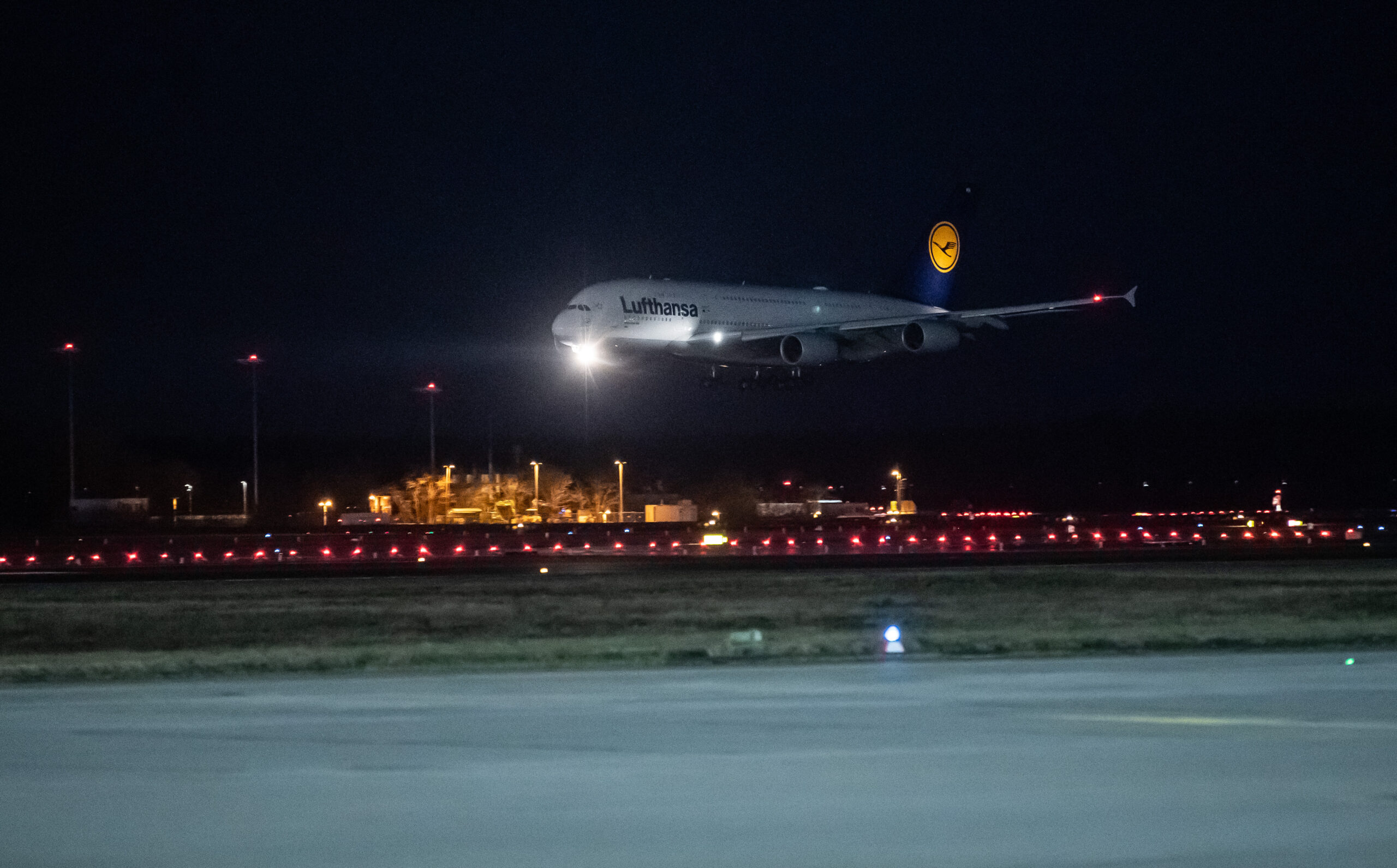Ein Airbus A380 der Fluggesellschaft Lufthansa landet.
