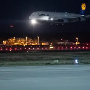 Ein Airbus A380 der Fluggesellschaft Lufthansa landet.