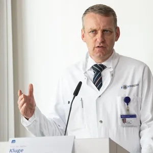 Prof. Dr. Stefan Kluge ist Direktor der Klinik für Intensivmedizin.