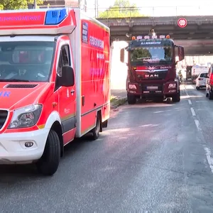 Die Unfallstelle an der Elbgaustraße. Der Lkw-Fahrer wurde verletzt.