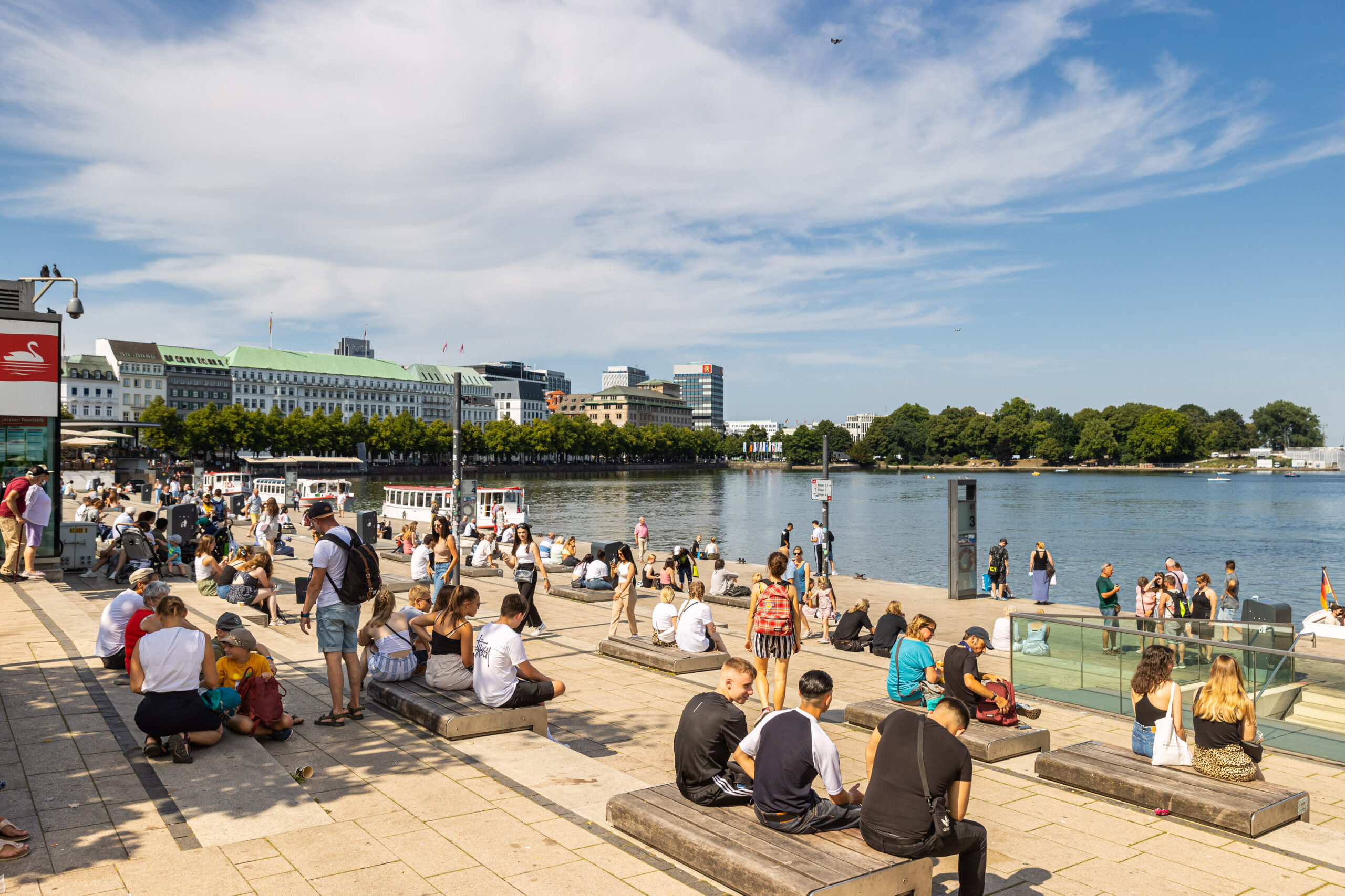 Sommerwetter am Jungfernstieg