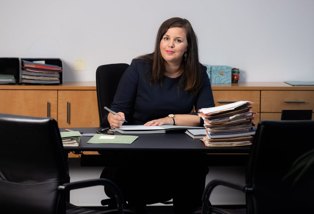 Anna Gallina sitzt in ihrem Büro.