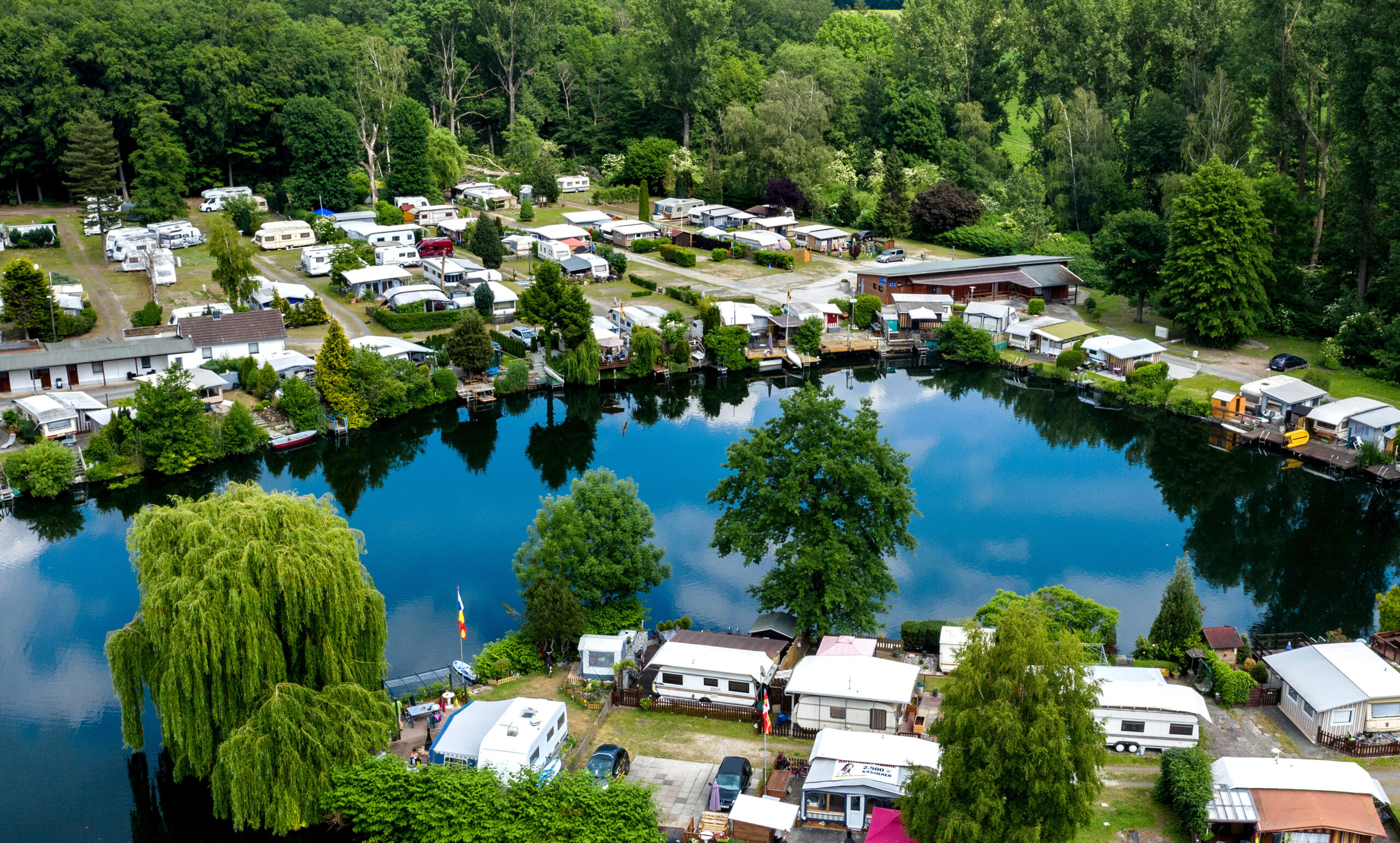 Symbolbild: Wohnwagen stehen auf einem Campingplatz am Birkensee