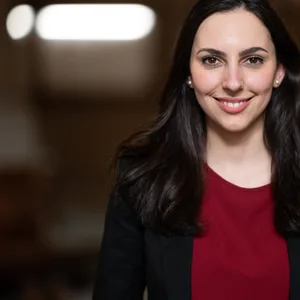 Sina Demirhan (Bündnis 90/Die Grünen), Mitglied der Hamburgischen Bürgerschaft und Sprecherin für außerschulische Bildung und Strategien gegen Rechts für die Grüne Bürgerschaftsfraktion, steht im Hamburger Rathaus.