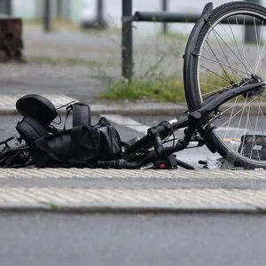 Ein zerstörtes Fahrrad liegt auf einer Straße