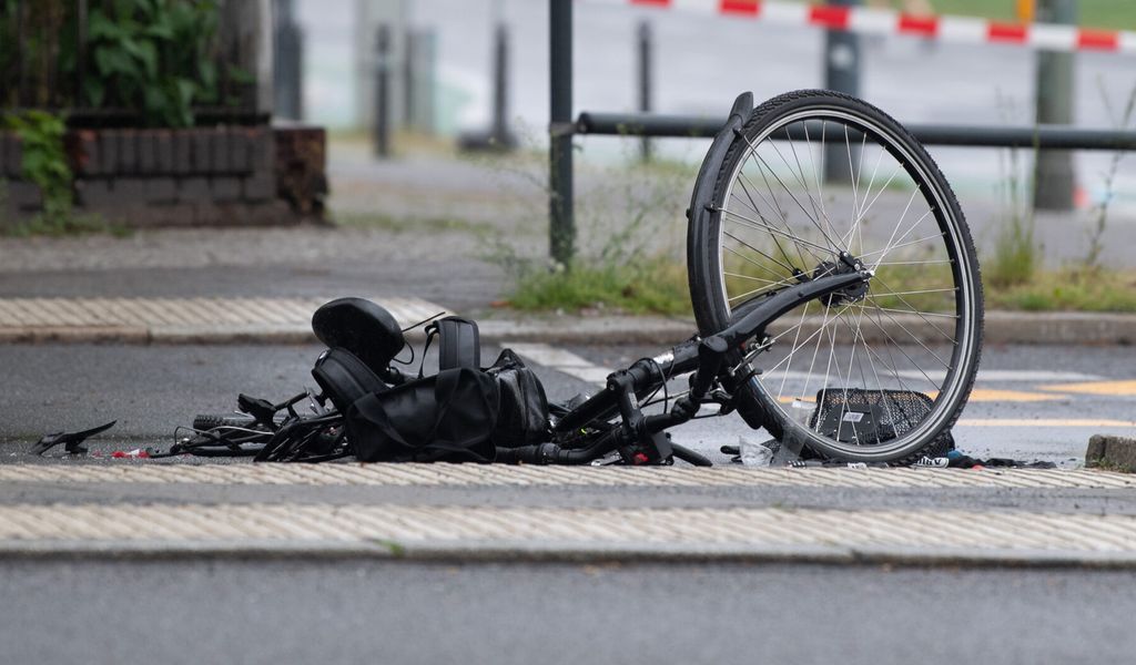 Ein zerstörtes Fahrrad liegt auf einer Straße