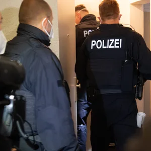 Polizisten bei einer Razzia (Symbolbild).