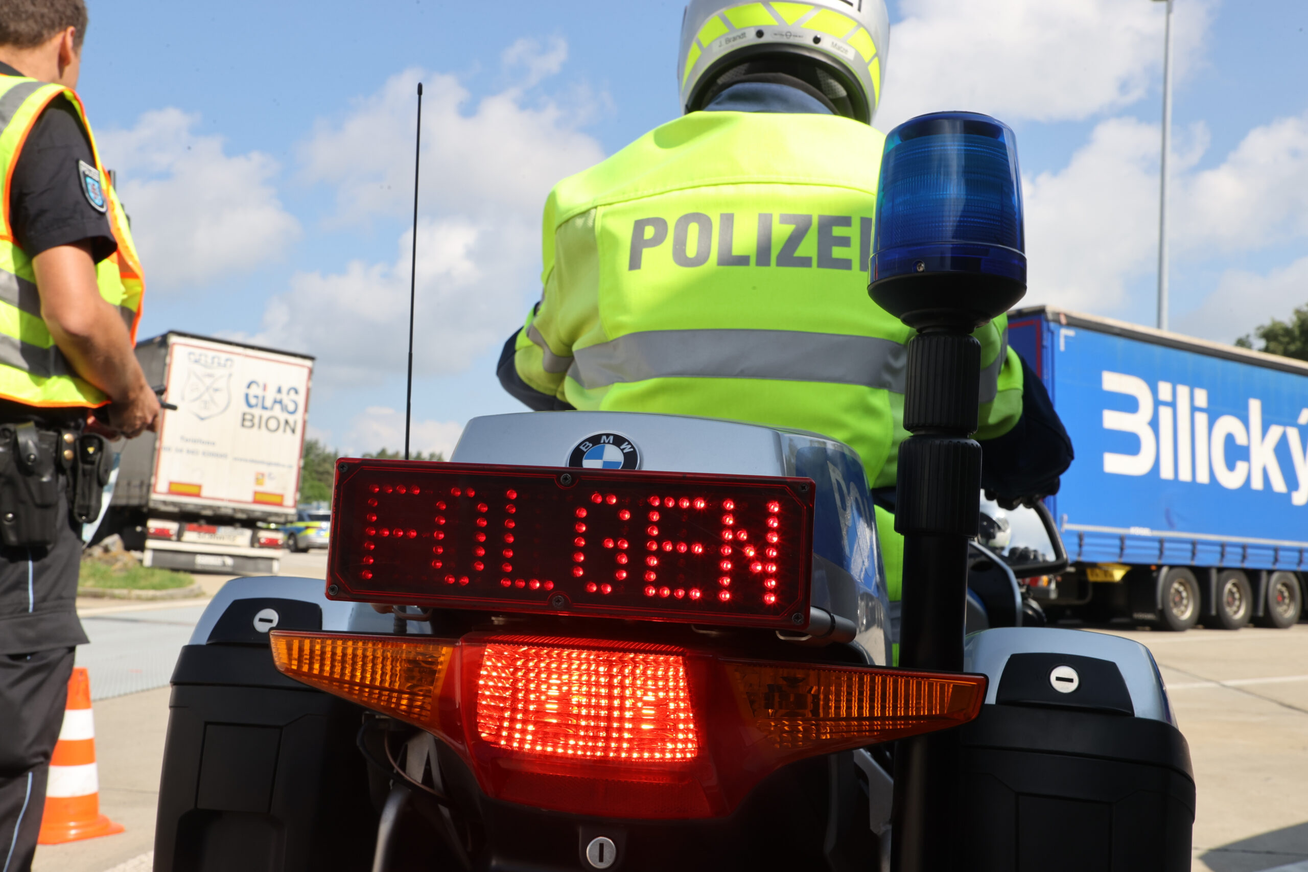 Die Polizei forderte einen Motorradfahrer auf der A2 zum Folgen auf – der flüchtete aber. (Symbolbild)