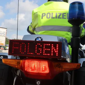 Die Polizei forderte einen Motorradfahrer auf der A2 zum Folgen auf – der flüchtete aber. (Symbolbild)