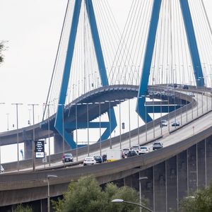 Autos fahren über die Köhlbrandbrücke in Hamburg