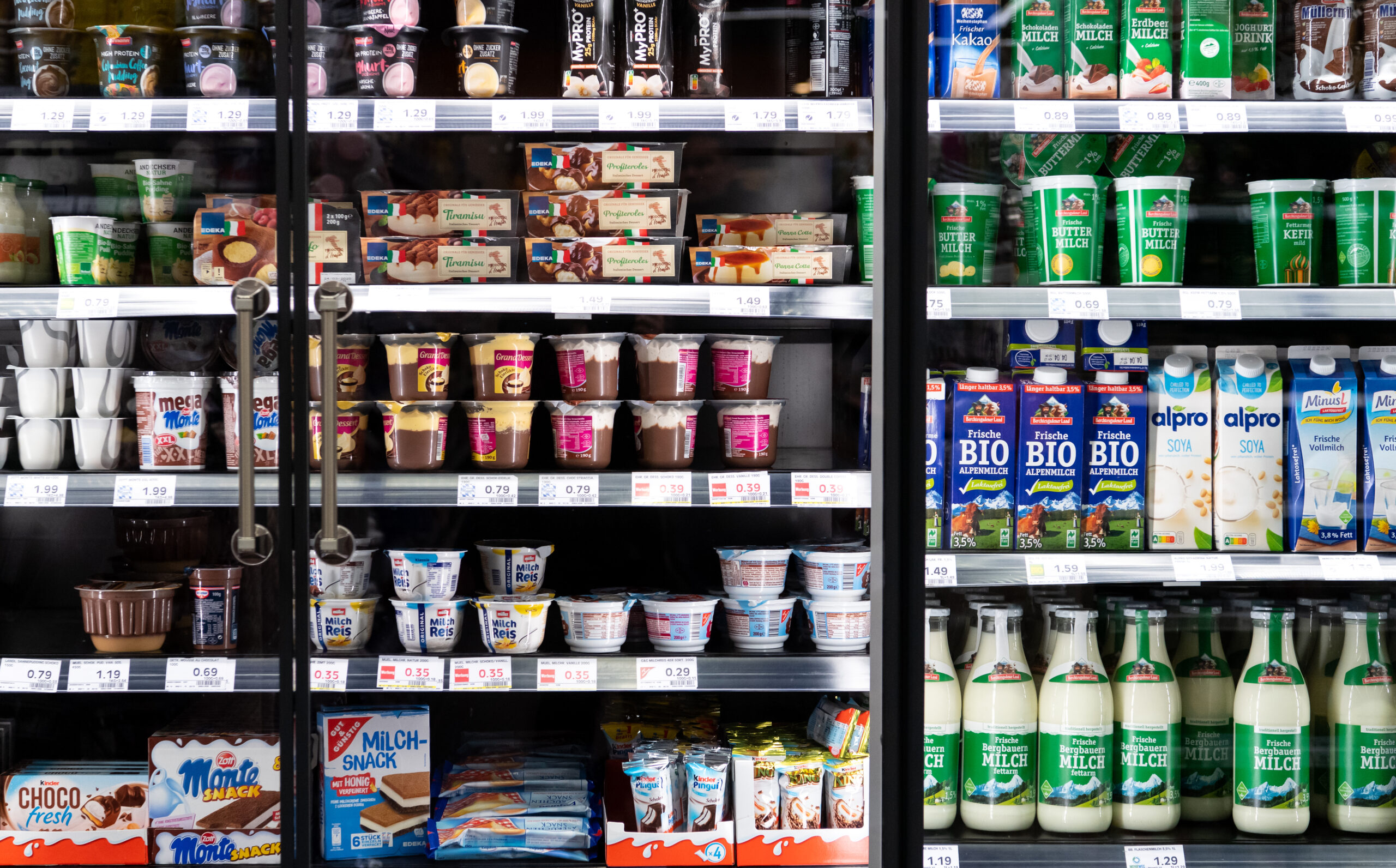 Ein Supermarktregal mit Milchprodukten. Milchprodukte könnten laut der Milcherzeugervereinigung Schleswig-Holstein bei knappem Gas Mangelware werden.
