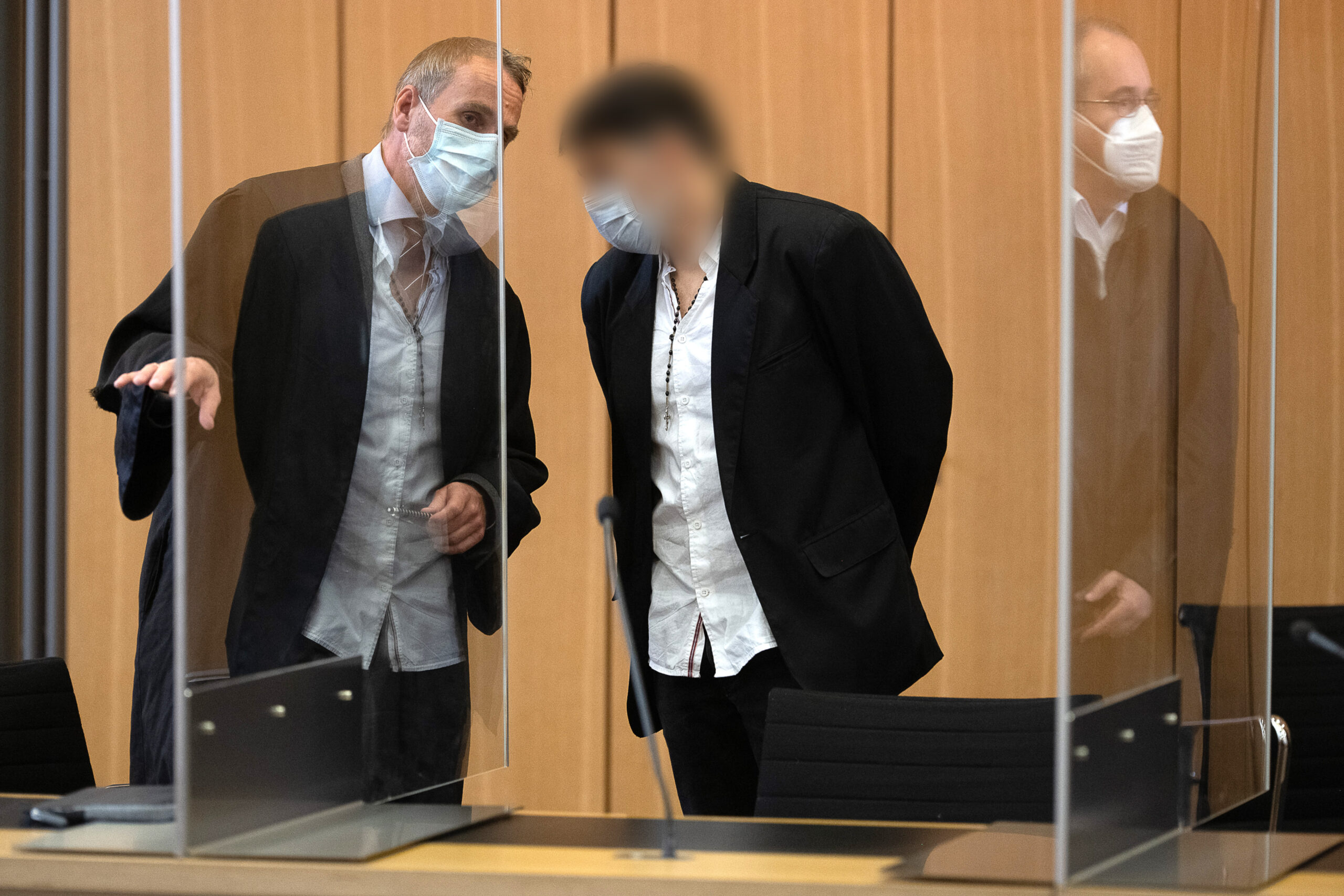 Der Angeklagte (r.) steht zum Auftakt im Mordprozess um einen Vermisstenfall im Harz im Landgericht neben seinem Verteidiger Martin Nitschmann.