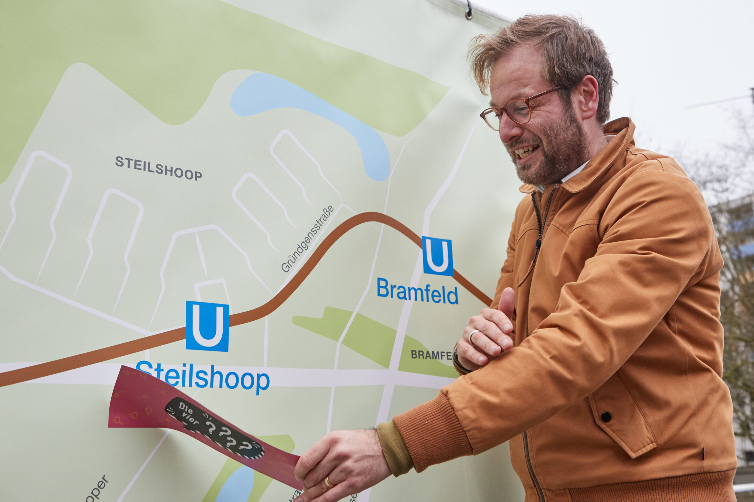 Senator Anjes Tjarks mit einem Plan des ersten Abschnitts der U5 von Bramfeld bis in die City Nord