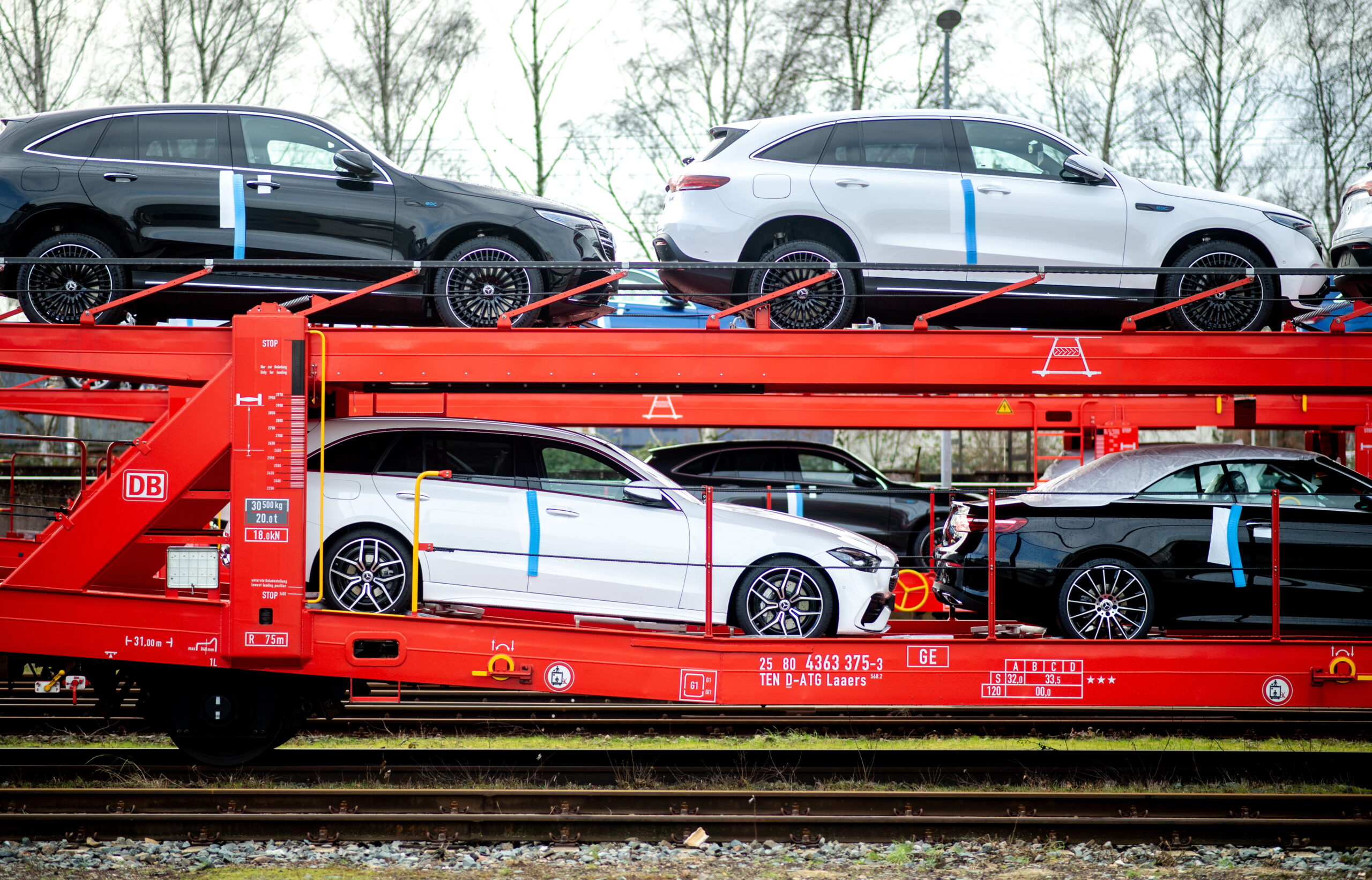 Mehrere Neuwagen von Mercedes-Benz stehen auf einem Bahnwaggon