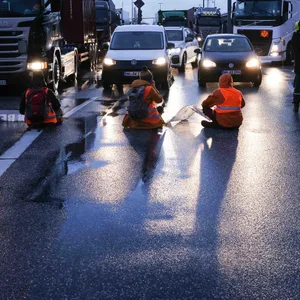 Klimaaktivsten blockieren eine Verkehrsader in Hamburg. Der Klimawandel birgt viel gesellschaftlichen Zündstoff – was kommt da noch auf uns zu?
