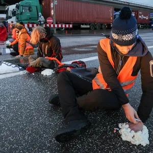 Klimaaktivisten der Aktion „Aufstand der letzten Generation“ hatten sich im Februar in Hamburg mit Bauschaum und Sekundenkleber an einer Kreuzung am Zollamt Waltershof zur Köhlbrandbrücke und zur Autobahn A7 festgeklebt.