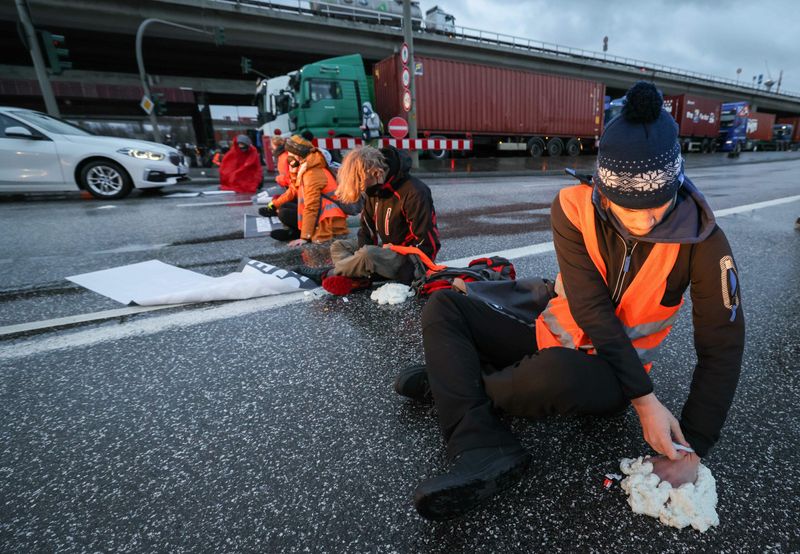 Klimaaktivisten der Aktion „Aufstand der letzten Generation“ hatten sich im Februar in Hamburg mit Bauschaum und Sekundenkleber an einer Kreuzung am Zollamt Waltershof zur Köhlbrandbrücke und zur Autobahn A7 festgeklebt.