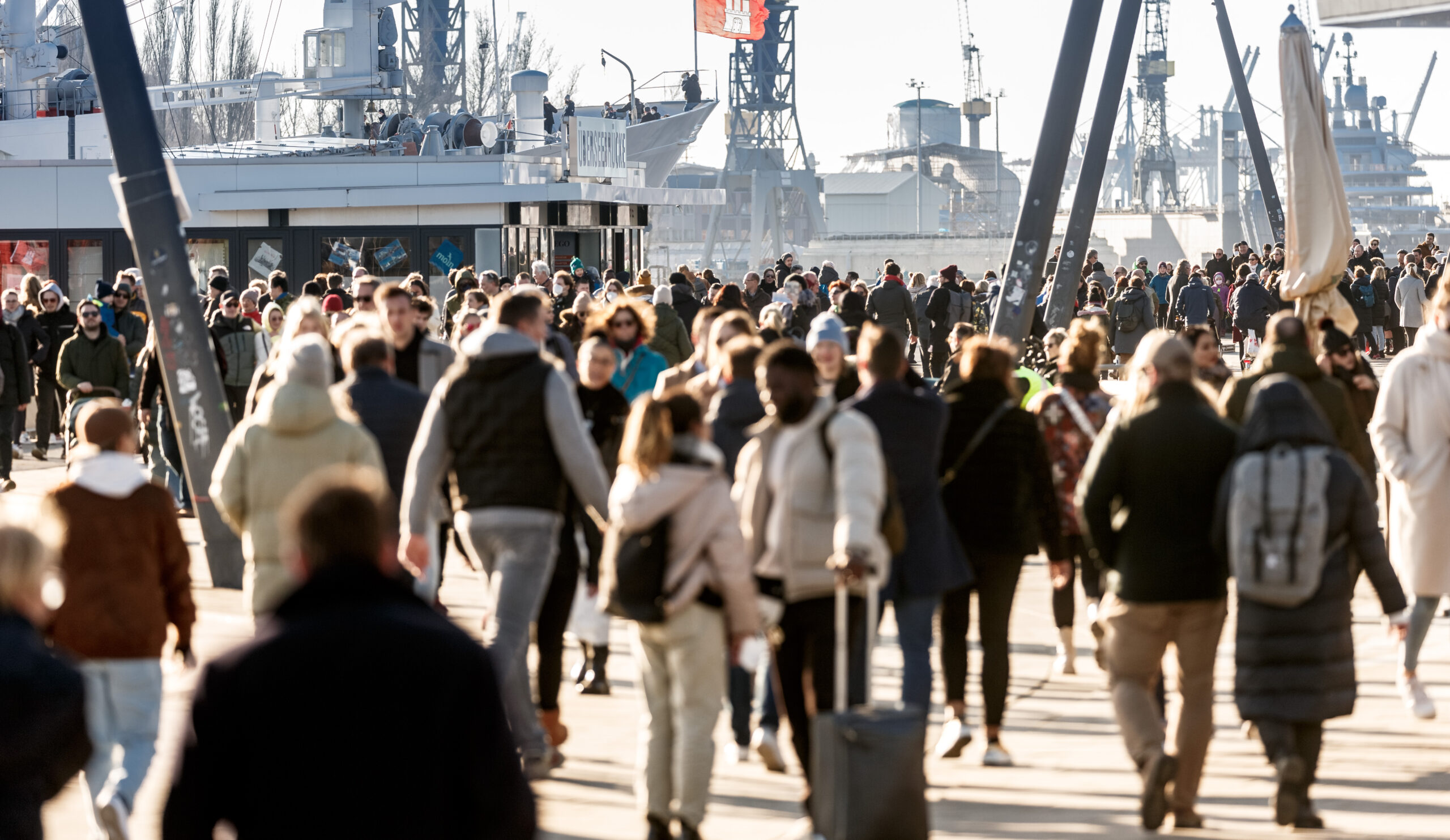 Touristen am Hamburger Hafen