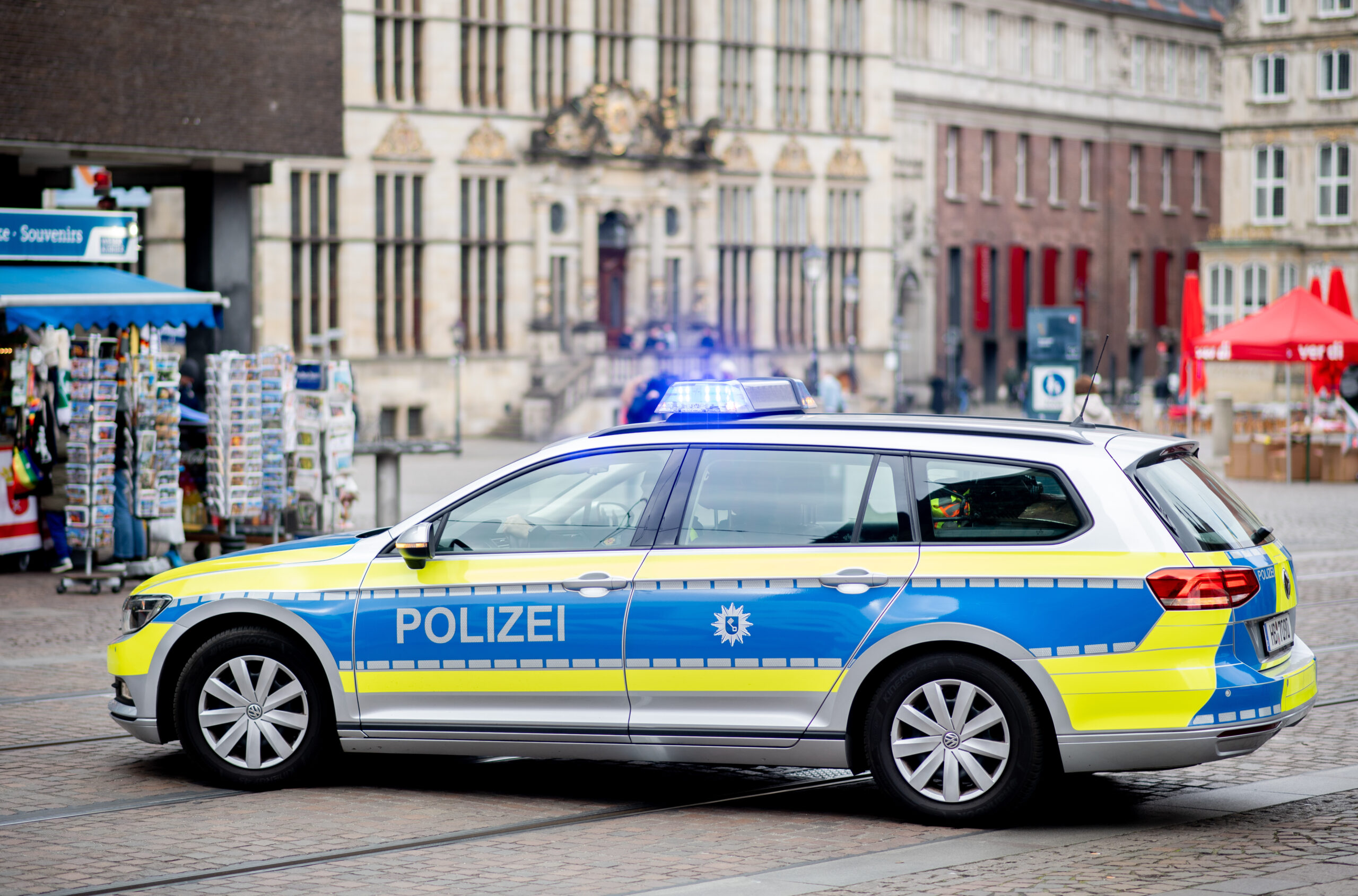 Bremer Polizisten schlugen eine Autoscheibe ein, um ein Kind aus dem überhitzten Wagen zu befreien (Symbolbild).