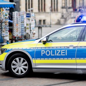 Bremer Polizisten schlugen eine Autoscheibe ein, um ein Kind aus dem überhitzten Wagen zu befreien (Symbolbild).