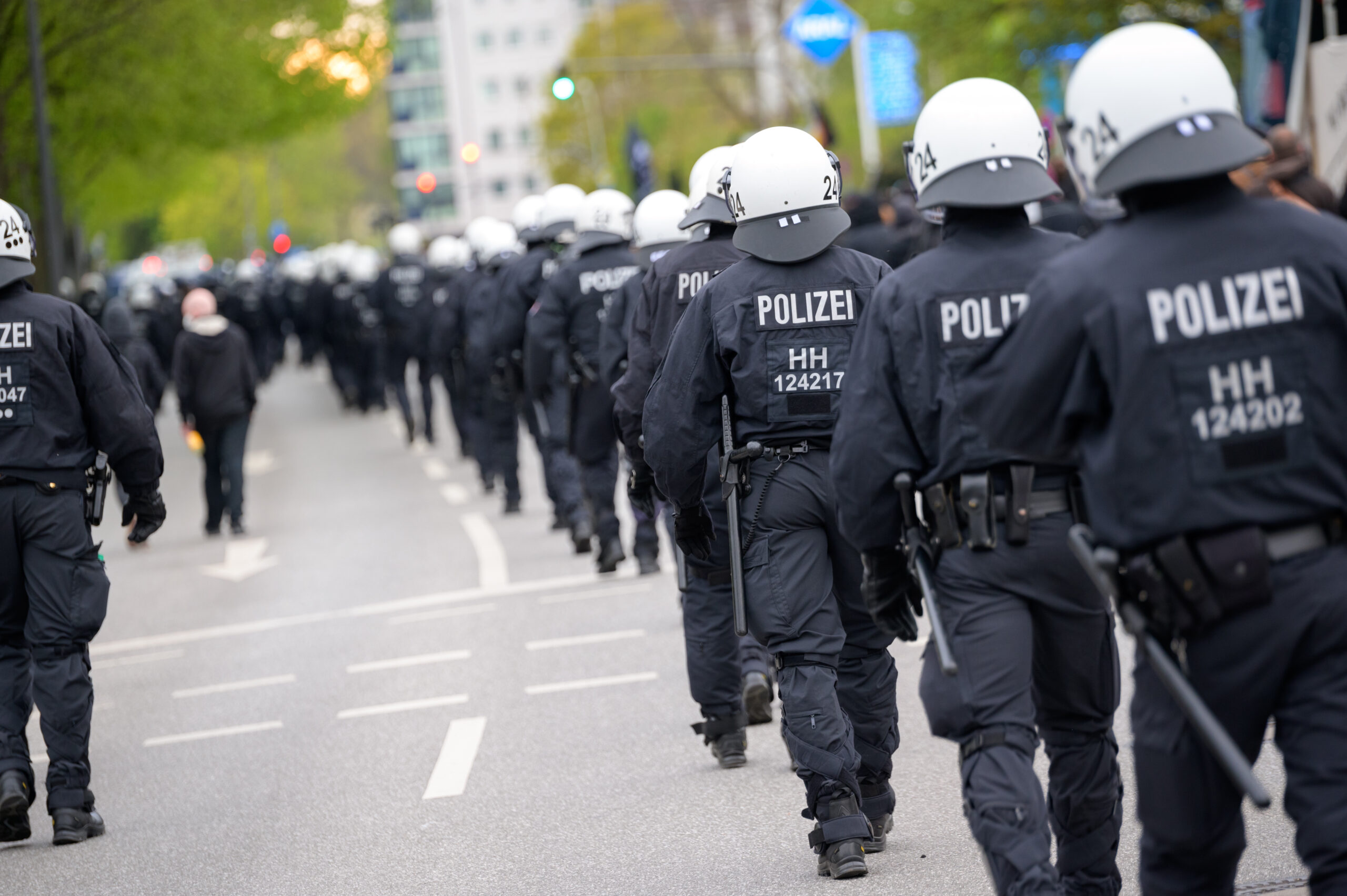 Polizisten laufen in einer Kette. Rund 500 Beamte aus Hamburg unterstützen beim G7-Gipfel. (Symbolbild)