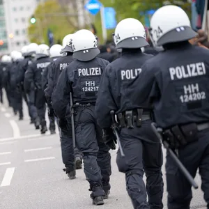 Polizisten laufen in einer Kette. Rund 500 Beamte aus Hamburg unterstützen beim G7-Gipfel. (Symbolbild)