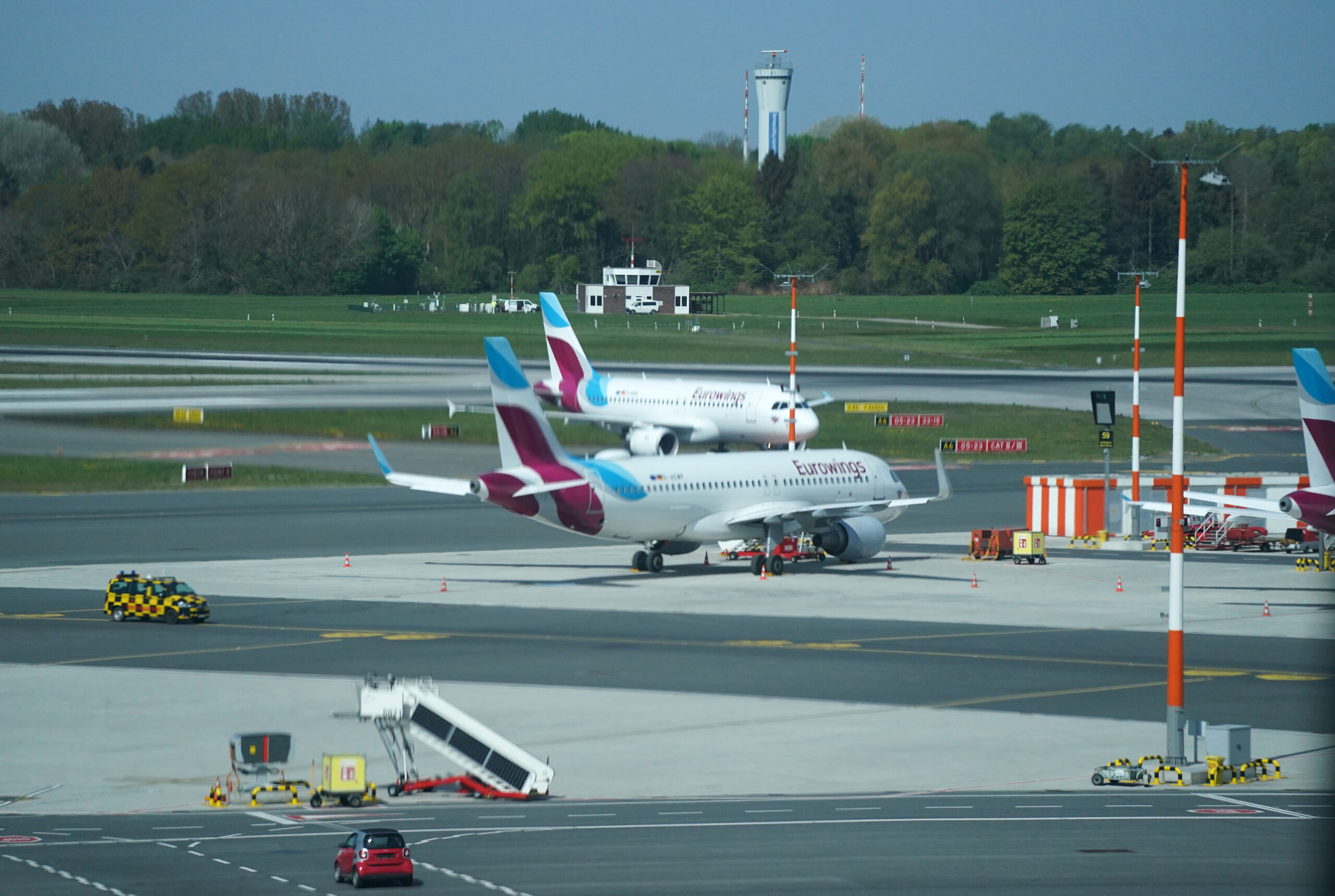 Passagierflugzeuge der Fluggesellschaft Eurowings sind auf dem Rollfeld des Hamburg Airport zu sehen.