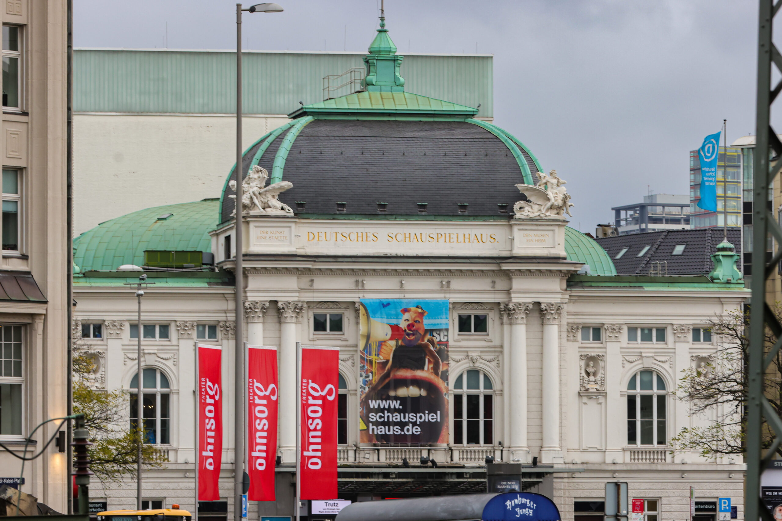 Die Fahnen des Ohnsorg Theater wehen vor dem Schauspielhaus in Hamburg.