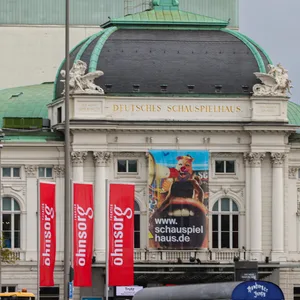 Die Fahnen des Ohnsorg Theater wehen vor dem Schauspielhaus in Hamburg.