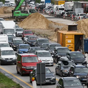 Urlaubsverkehr staut sich auf der Autobahn A7 Höhe Hamburg-Bahrenfeld in beiden Fahrtrichtungen.