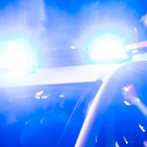 Die Polizei sucht weiterhin mit Hochdruck nach einem Autofahrer, der am Freitag von einer Unfallstelle geflüchtet ist. (Symbolbild)