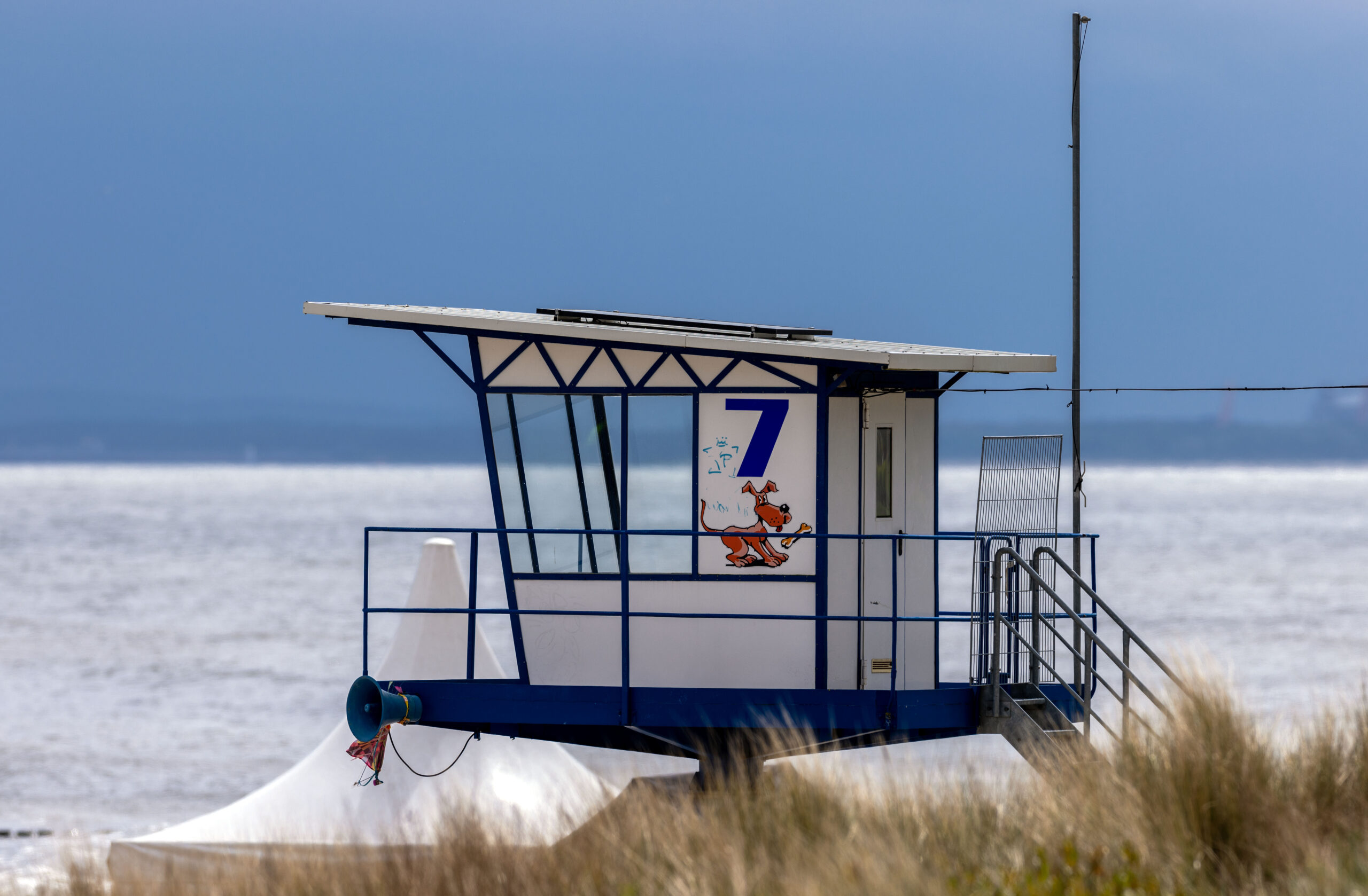Ein nicht besetzter Rettungsturm für Rettungsschwimmer steht am Ostseestrand.