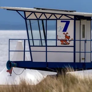 Ein nicht besetzter Rettungsturm für Rettungsschwimmer steht am Ostseestrand.