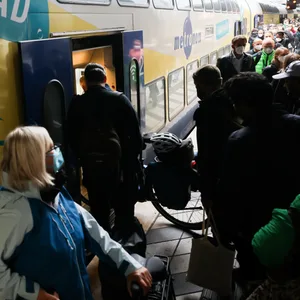 Menschen drängen sich in einen Metronom-Zug.