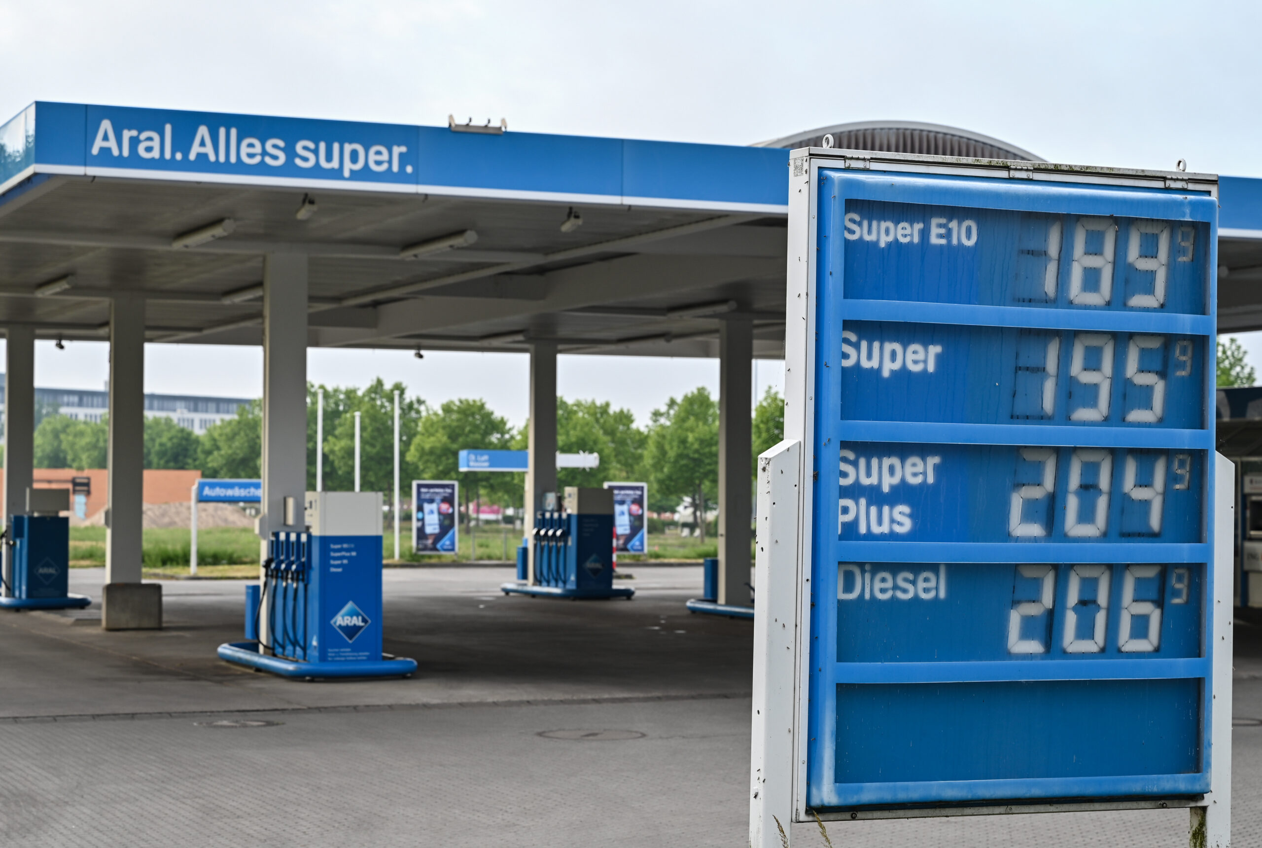 Hohe Kraftstoffpreise an einer Tankstelle