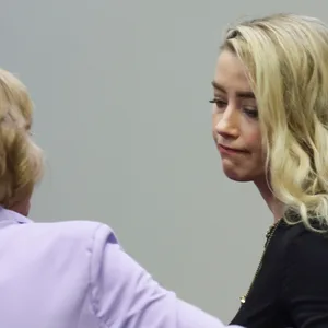 Amber Heard mit ihrer Anwältin nach dem Urteil in Fairfax/Virginia