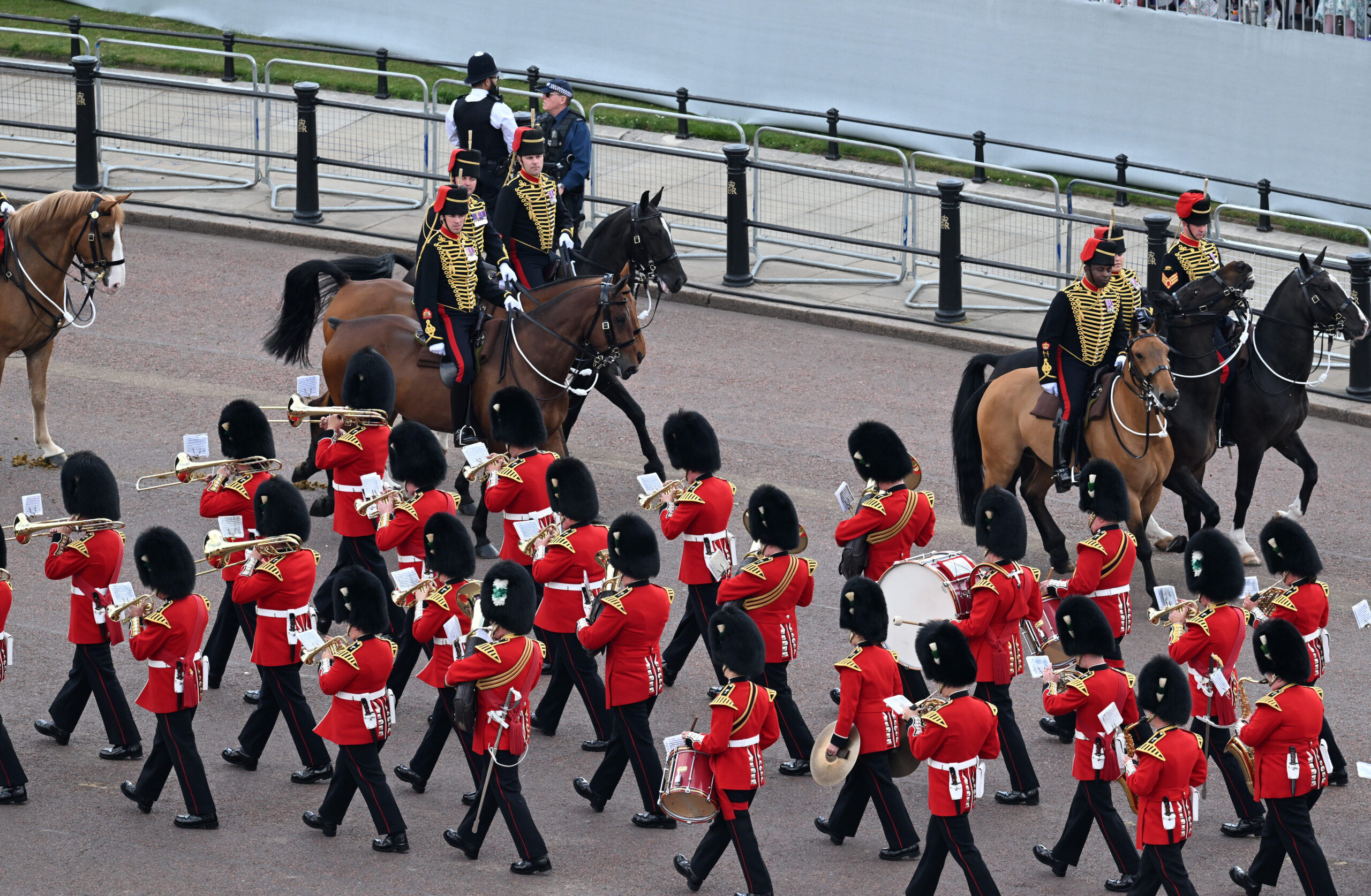 Trooping the colour 2024. Парад the Trooping the Colour. Дебют на параде Trooping the Colour, 1947. Парад конных повозок в Великобритании.