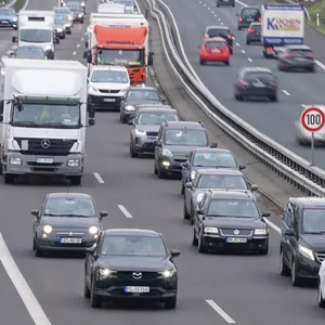 Blick auf die Autobahn A23 an der Auf- und Abfahrt Halstenbek-Krupunder. Die A23 soll ab dem 11. Juli 2022 vom Dreieck Nordwest in Richtung Pinneberg saniert werden.